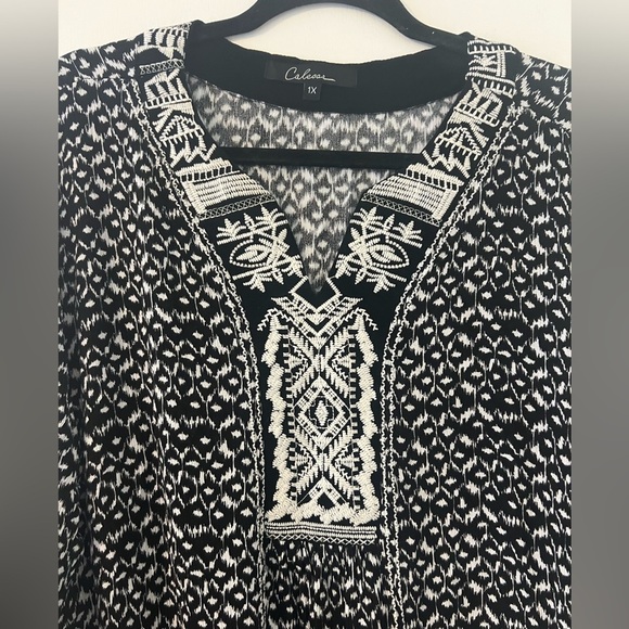 Black and White flowy Sleeve boho Tunic size 1X (SKU D-307) - Picture 3 of 7